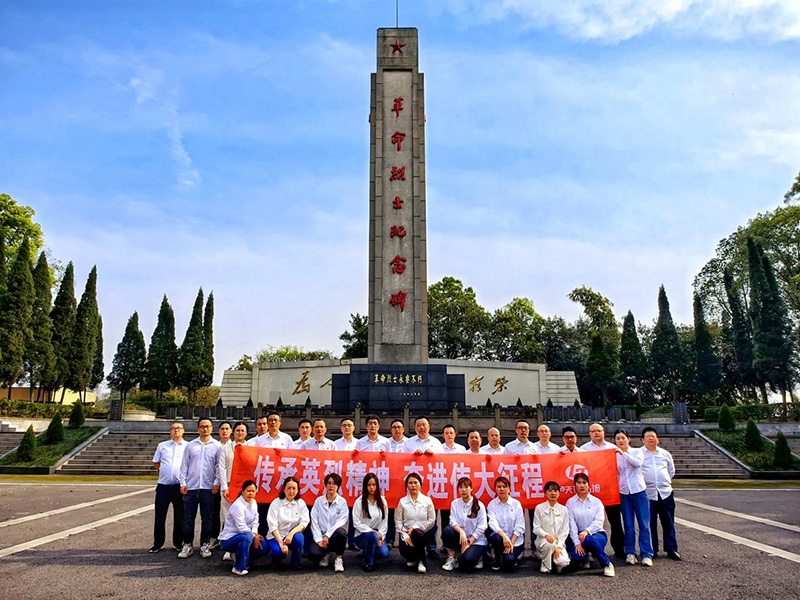 弘旭公司開展烈士陵園清明祭掃活動(圖1)